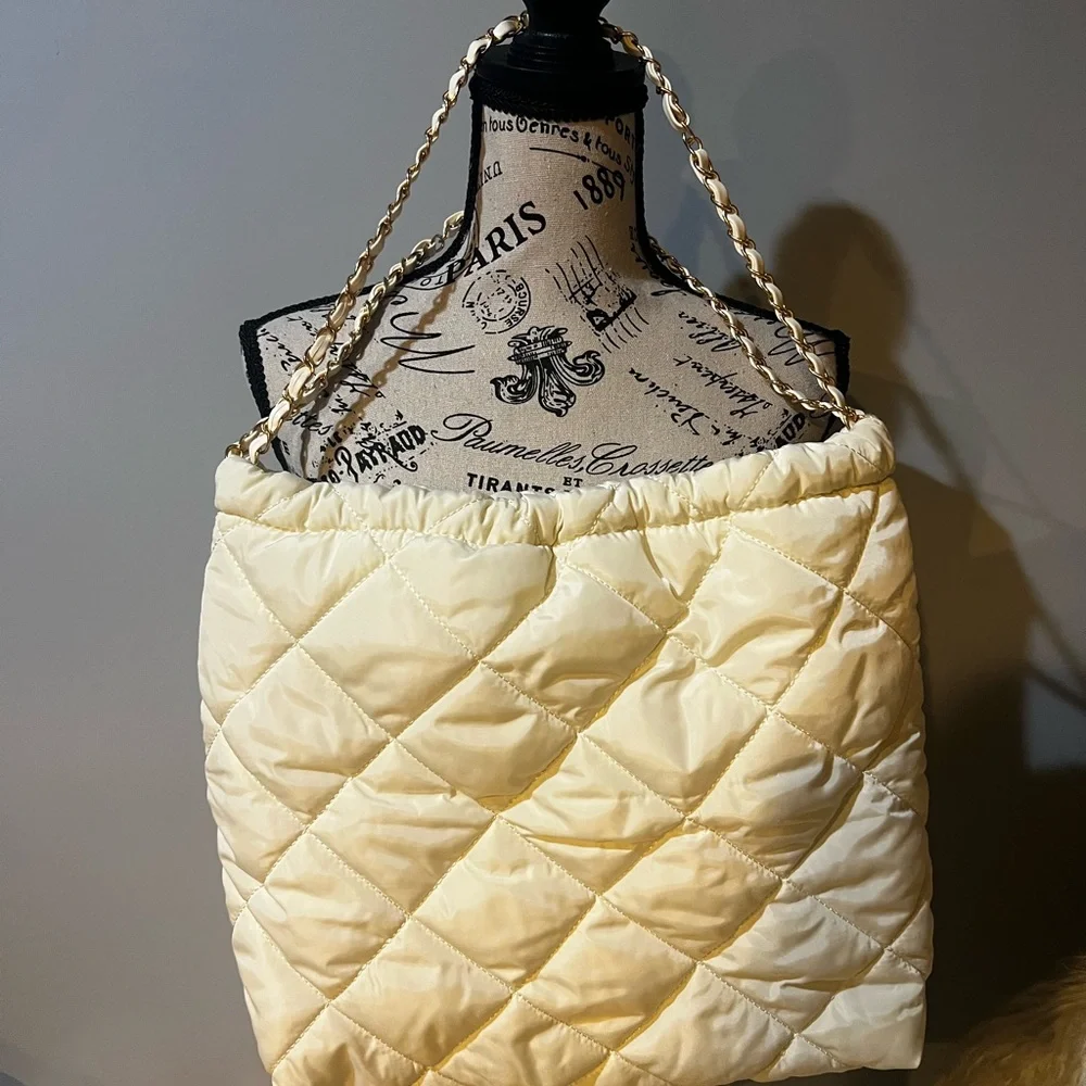Elegant Cream Quilted Women's Bag - Picture 2 of 3
